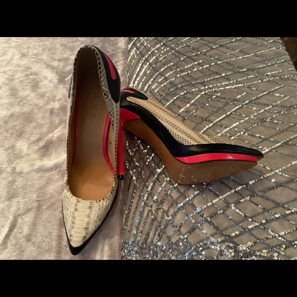 Size 8 Gwen Stefani L.A.M.B. snakeskin heels with hot pink piping!